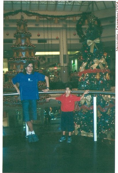 Samuel e Marcos diante de uma árvore de Natal, dezembro de 2004